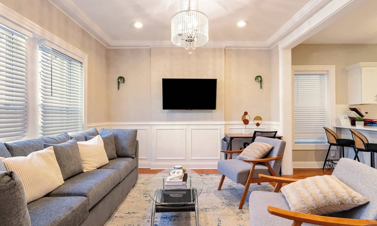Lincoln Park Condo | 3BR Modern Condo near Wrigley/Dwtn +Free Parking