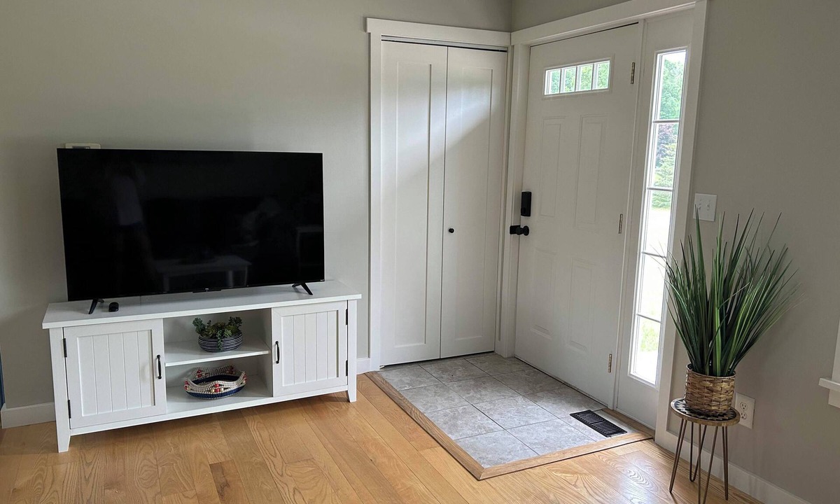 Mayfield House | 3BR near skiing, snowshoeing, fishing, shopping & seasonal festivals downtown.