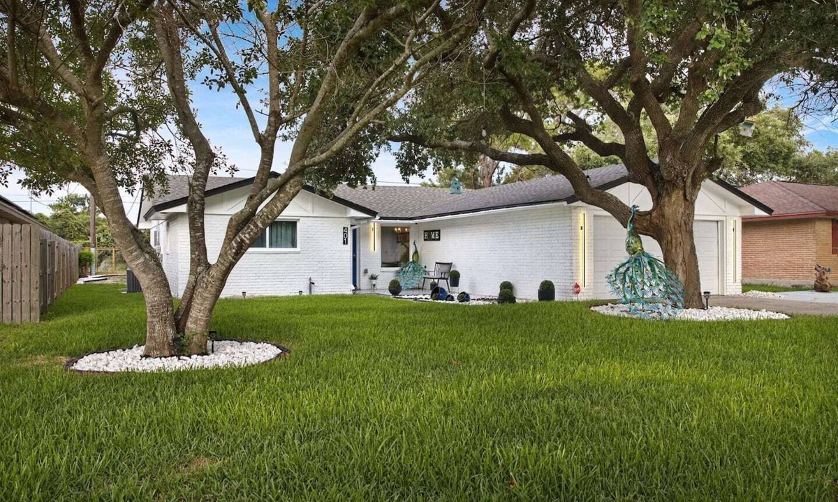 Flour Bluff House | 3BR pergola + BBQ fast Wi-Fi easy parking — Salinas Casitas