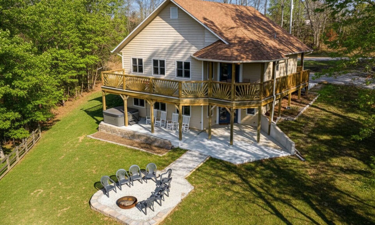 Carbondale House | 3BR Ridge Home · Hot Tub, Firepit & Valley Views