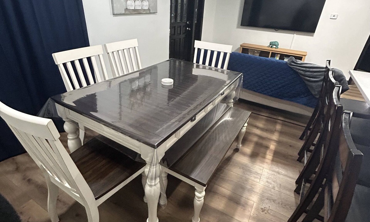 Addison House | 3BR Sleeps 12, 9 Parking Spots, 20 Min to O’Hare