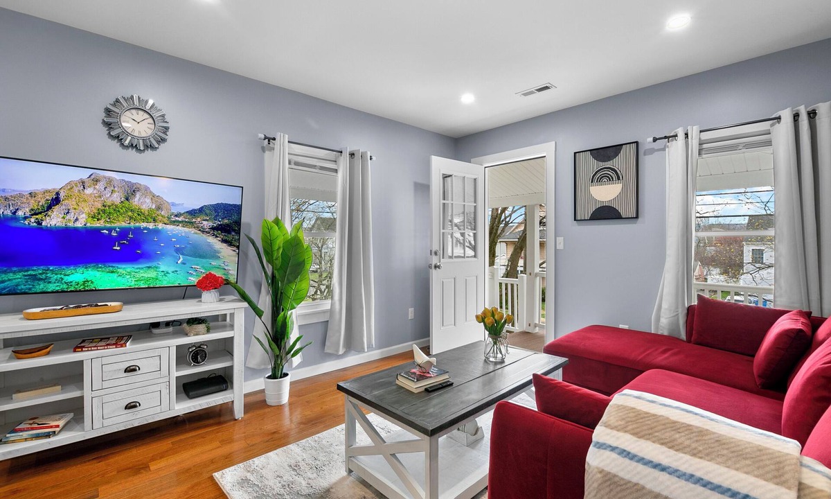 Bristol Apartment | 3BR- Sleeps 6- Forestville Bristol- Parking