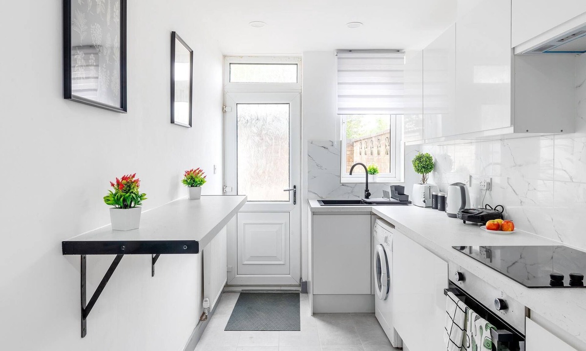 Corby House | 3Br-Sleeps8-Parking-Wifi-CloseStation