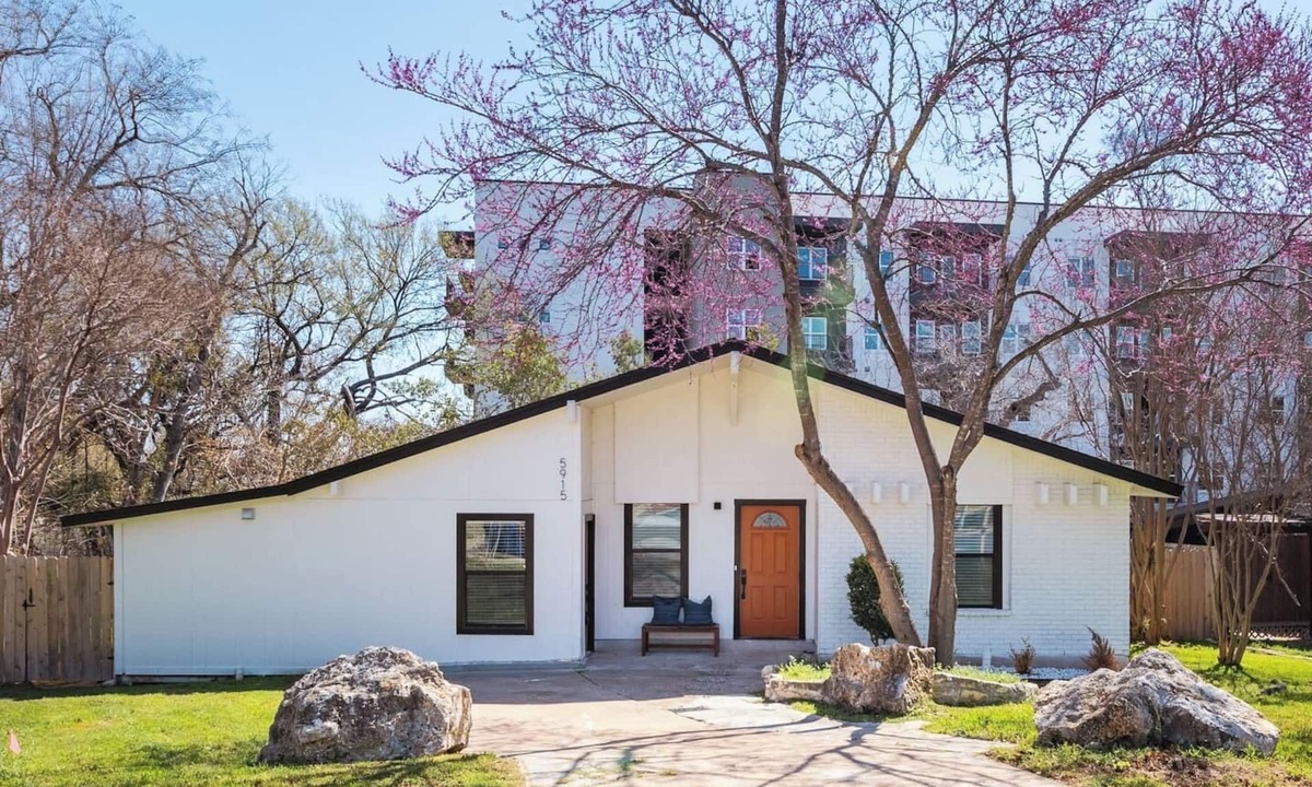 Sweetbriar House | 3BR SoCo Family Home ❤️ Free Parking Walk to Shops, Dining & BBQ