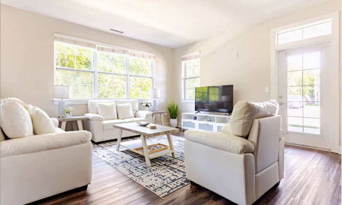 Indianapolis Apartment | 3BR Solana Riverside 109 Resort Amenities Gym Pool Dock