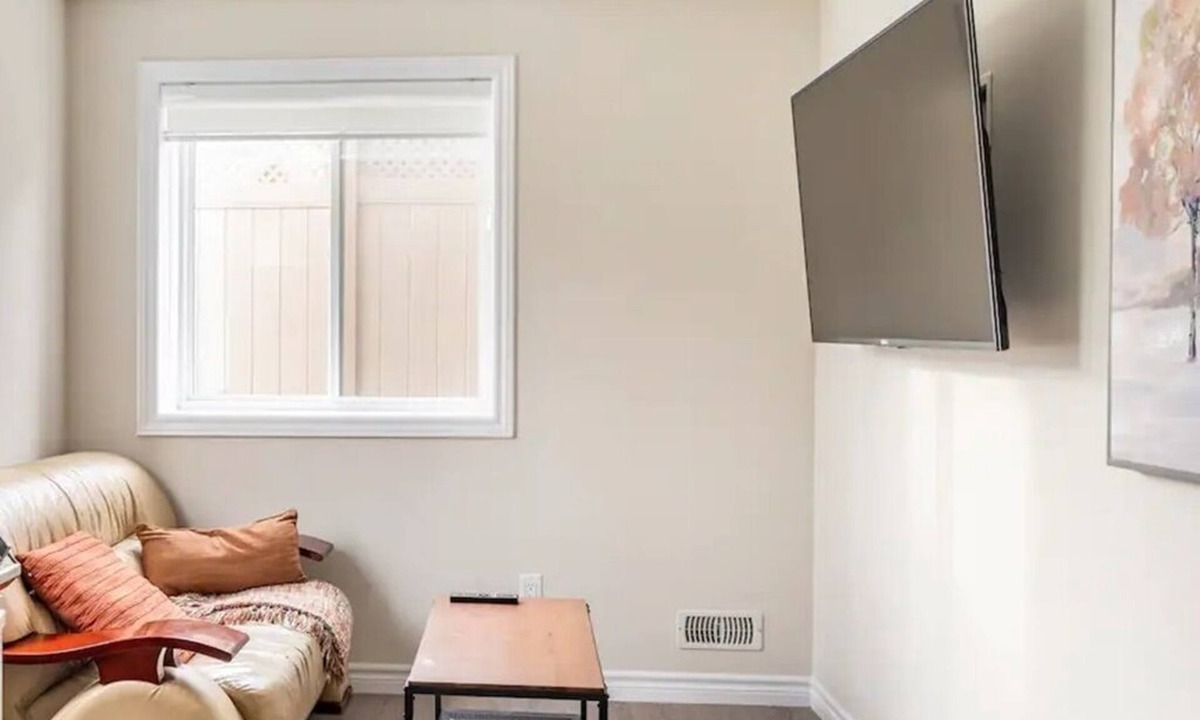 Waterloo Apartment | 3BR Sunshine basement w separate entrance Waterloo