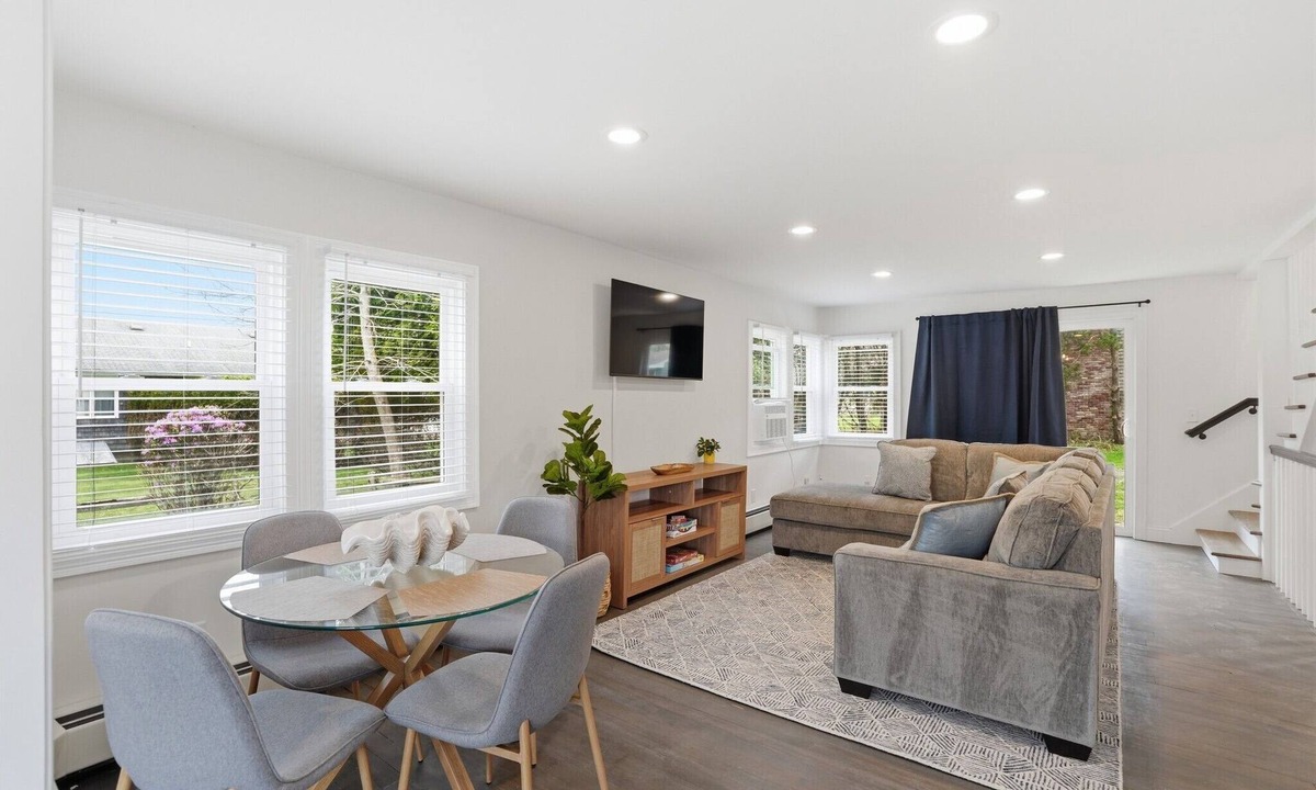 Warren House | 3BR Touisset Retreat | Enclosed Porch & Deck