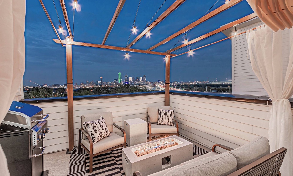 Oak Cliff House | 3BR Townhome Near Bishop Arts Rooftop Views Arcade Games & Garage