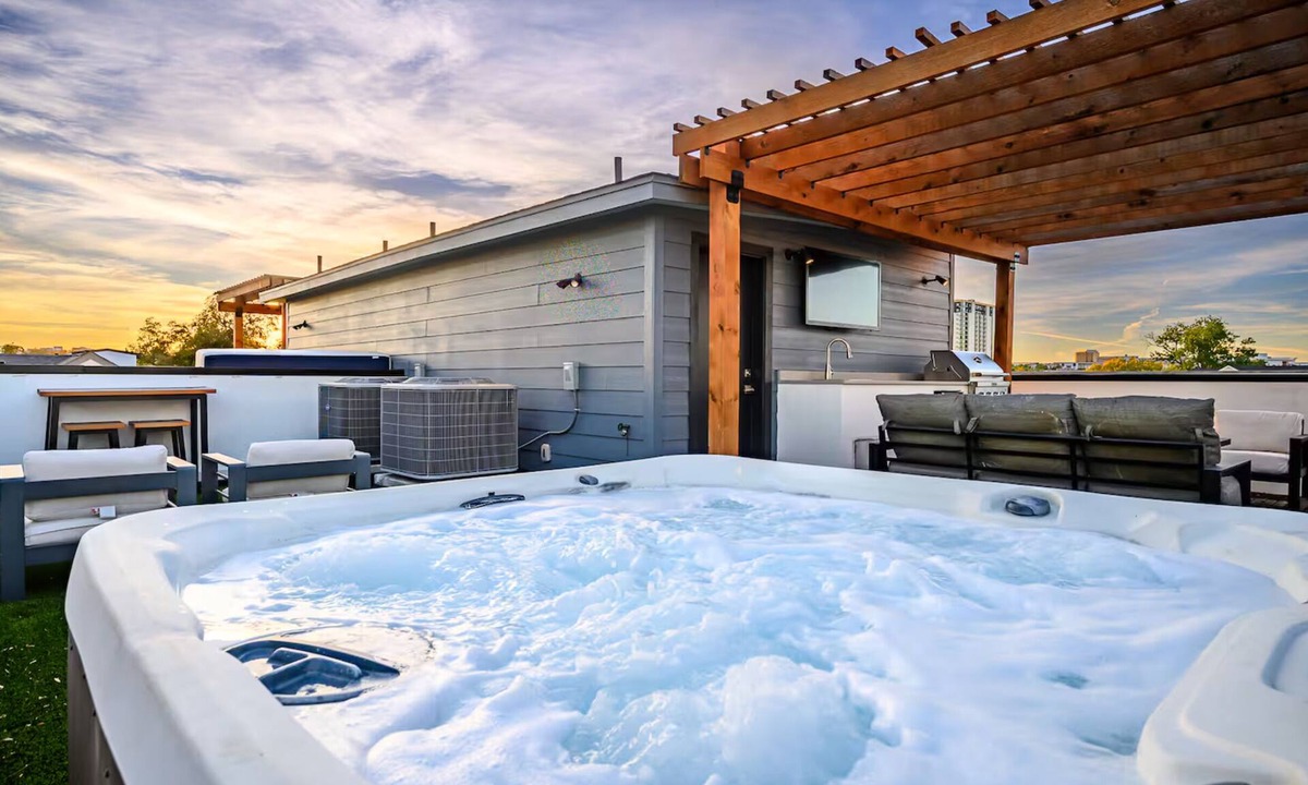 Old East Dallas Apartment | 3BR Townhome~Rooftop Hot Tub~Skyline Views~Dallas