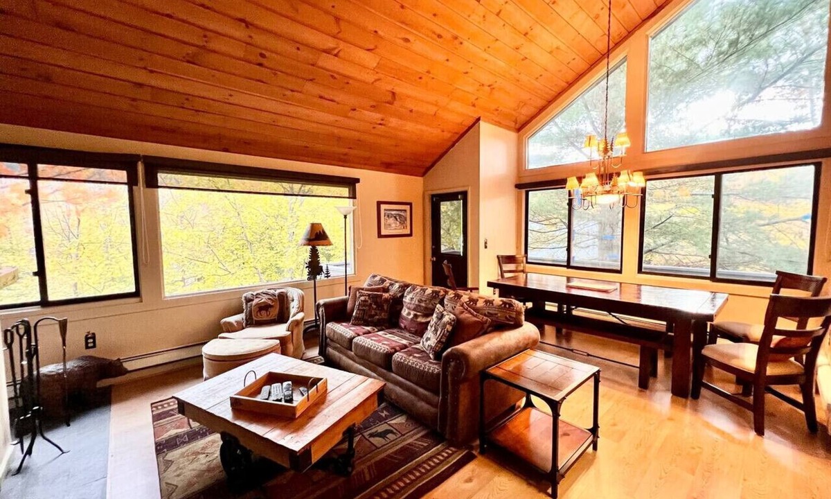 Lincoln Villa | 3BR Townhouse Sleeps 8 with Pool, Hot Tub, Tennis and Private Deck
