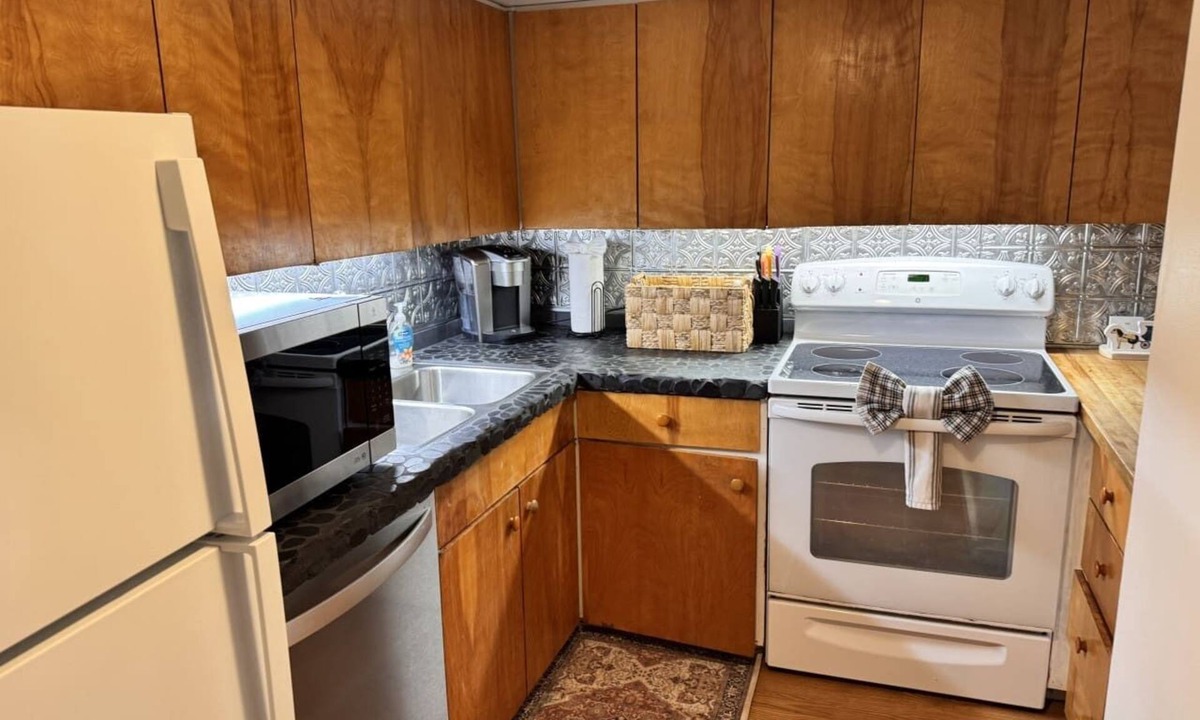 Lincoln Villa | 3BR Townhouse Sleeps 8 with En-Suite Master, Pool, Deck and In-Unit Laundry