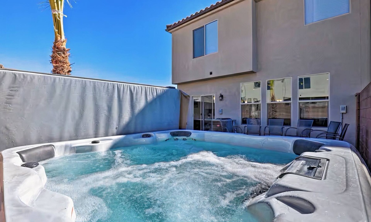 Washington House | 3BR Vida Sol Townhome | Private Hot Tub, Fire Pit & Pool Access