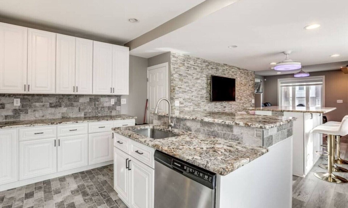 Delair House | 3BR w/Hot Tub + 2 King Beds