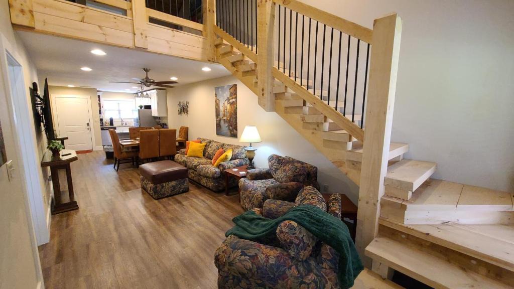 Branson House | 3BR Walk-In with Loft - Pool and Hot Tub - FREE TICKETS INCLUDED - PARA