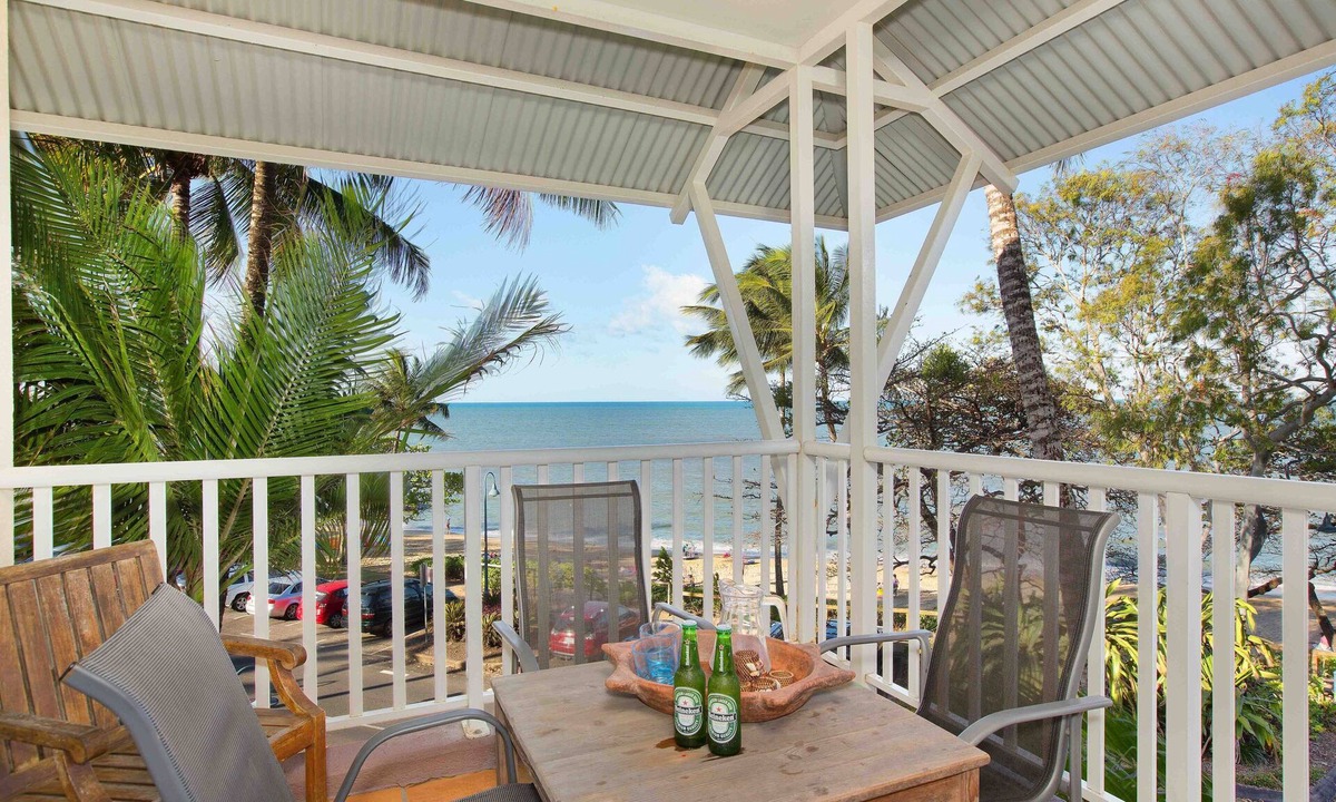 Trinity Beach Apartment | 3BR Waterfront "The Beach Shack" - WIFI
