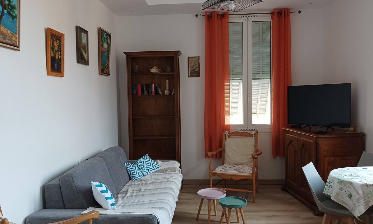 Old Town Apartment | 3min walk BEACHES, PARKING Town Hall, Pedestrian street Quiet 42 m2 CLIM 3p max