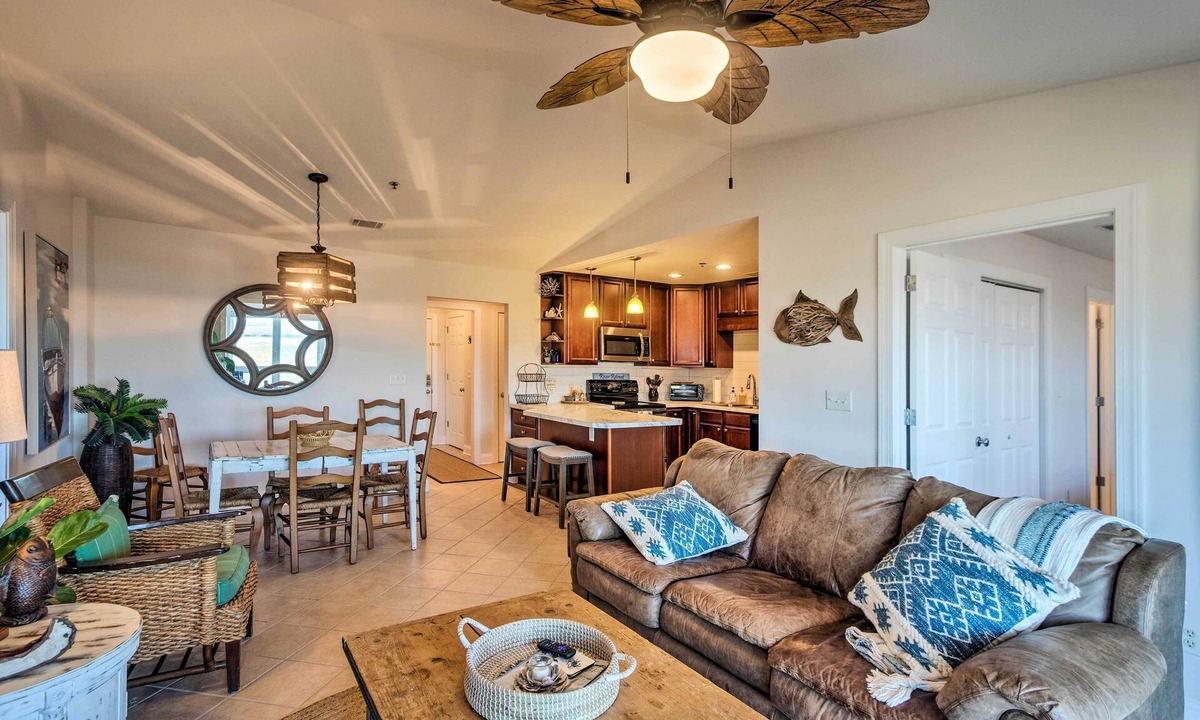 Darien Condo | 3rd-Floor Riverfront Condo: Walk to Downtown Eats!