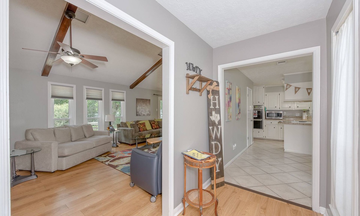 Southwood Valley House | 3rd NIGHT FREE! Sleeps 9 ! HUGE living area & deck.