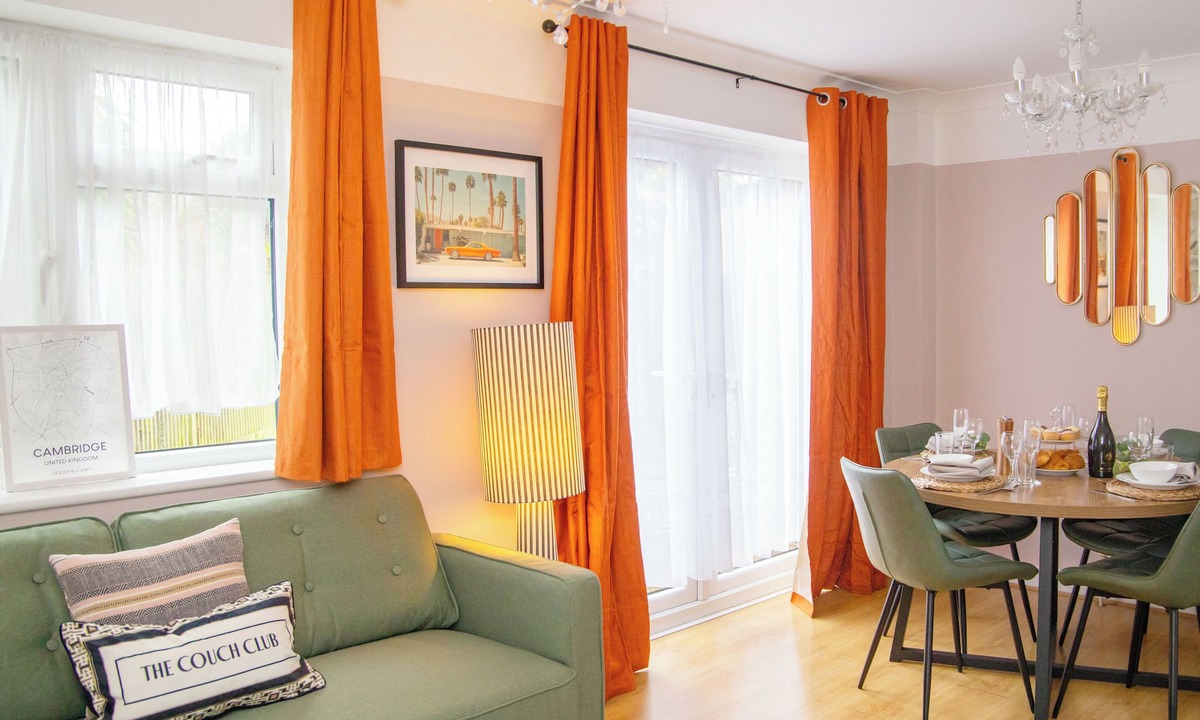 Sawston Apartment | 3x Bed Elegant Home with Parking