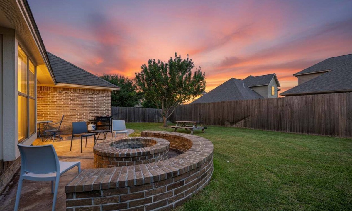 Wellborn House | 4/2 - 7min to A&M, entertainment patio, EV charger
