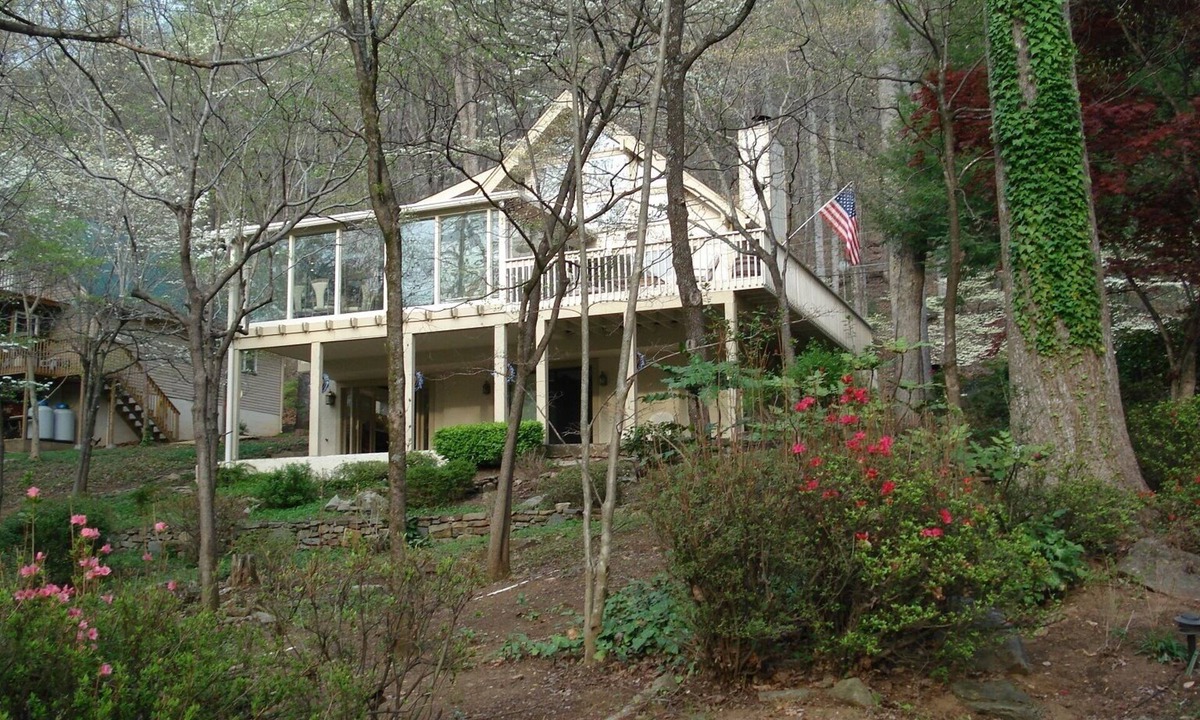 Lake Lure House | 4/4 , 3 story, HOUSE BEAUTIFUL with open floor plan on YOUNG MOUNTAIN