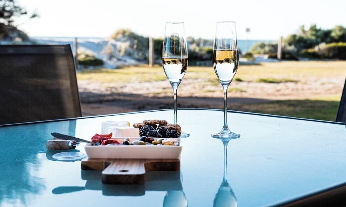 Semaphore Park Apartment | 4/5 Ulah Place, Semaphore Park · Beachfront Escape