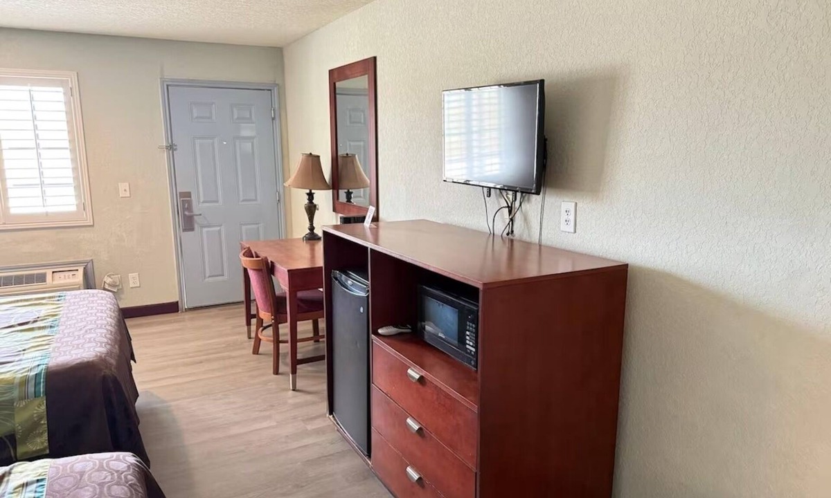 Pearsall Hotel | 4 Accommocationds near Great Pearsall Base | Outdoor Pool and Free Parking