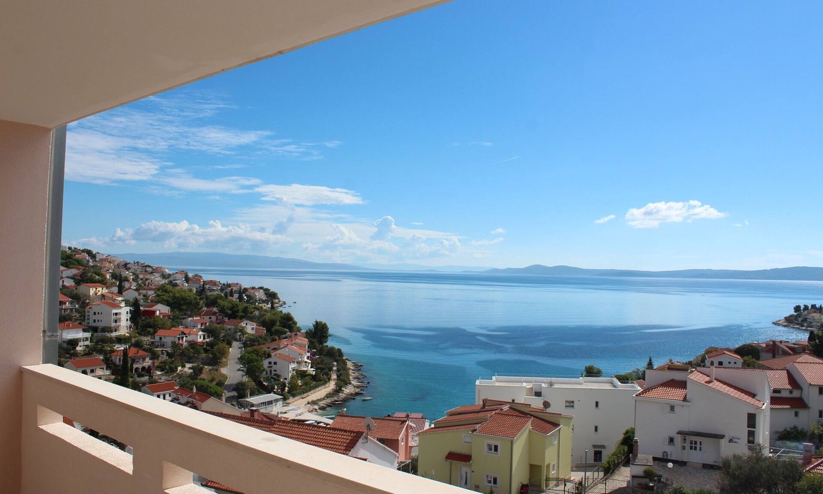 Okrug Gornji Apartment | 4* Apt, Fab Views, Pool, Paddleboard, Bikes, Beach & Trogir Diving Centre 300m.