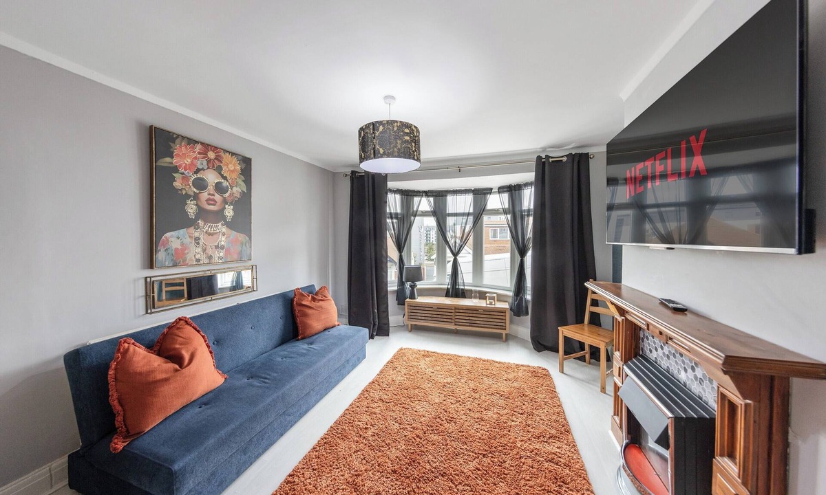 Gillingham House | 4 Bd House - Sleeps 8 with Garden & Parking