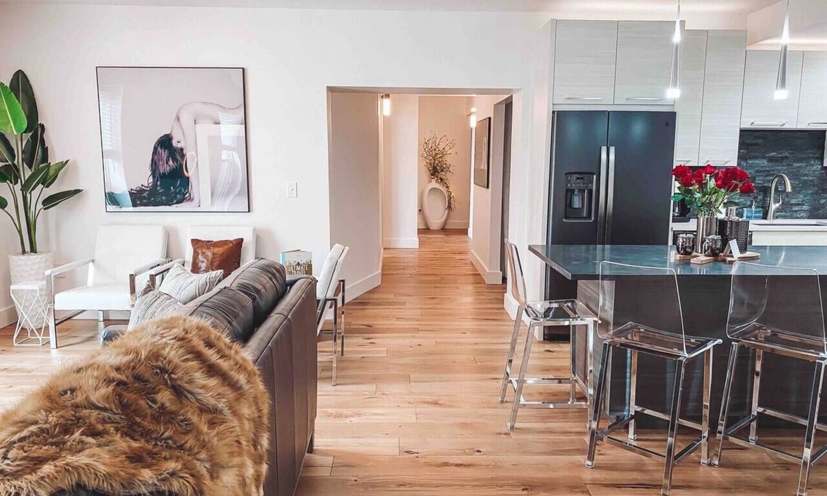 Nashville Condo | 4 BD PENTHOUSE SUITE - MUSIC ROW - GUITAR POOL - SLEEPS 12
