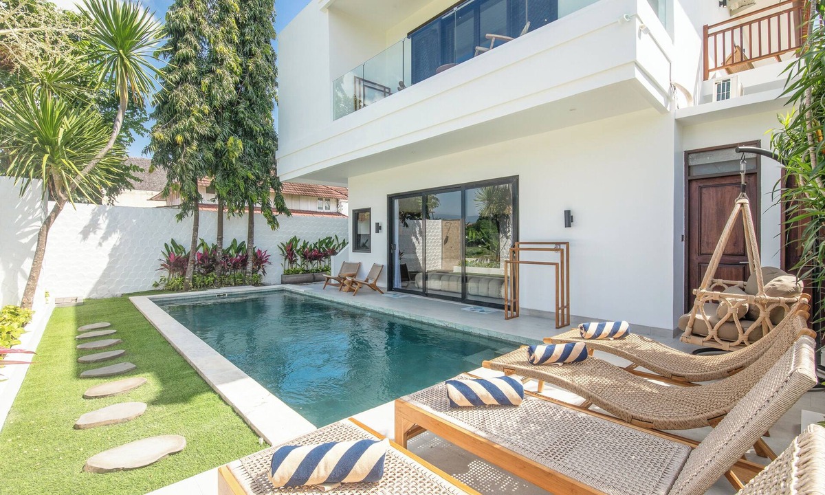 Batubelig Villa | 4 Bd Seminyak Retreat + Rice Fields 4 mins to Beach