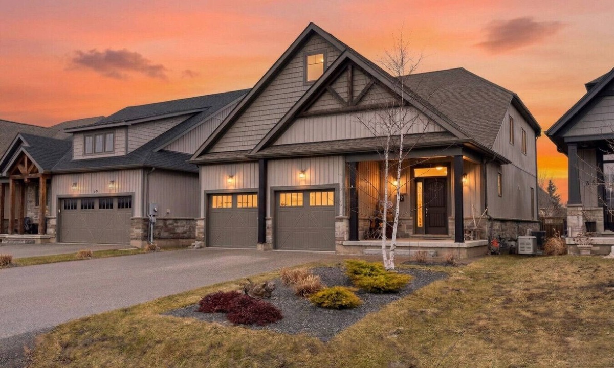 Collingwood House | 4 BDR Home Near Downtown Collingwood and Blue Mtn