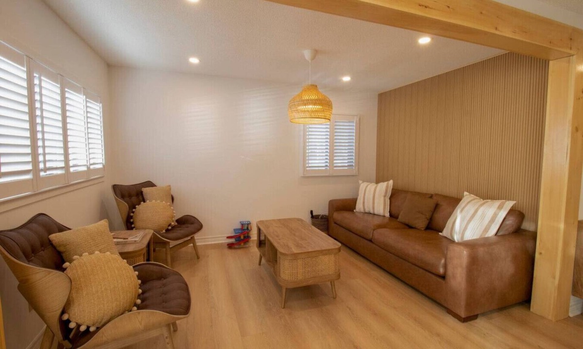 Victoria Harbour Cottage | 4 Bdrm Beachfront Oasis-Sunsets!