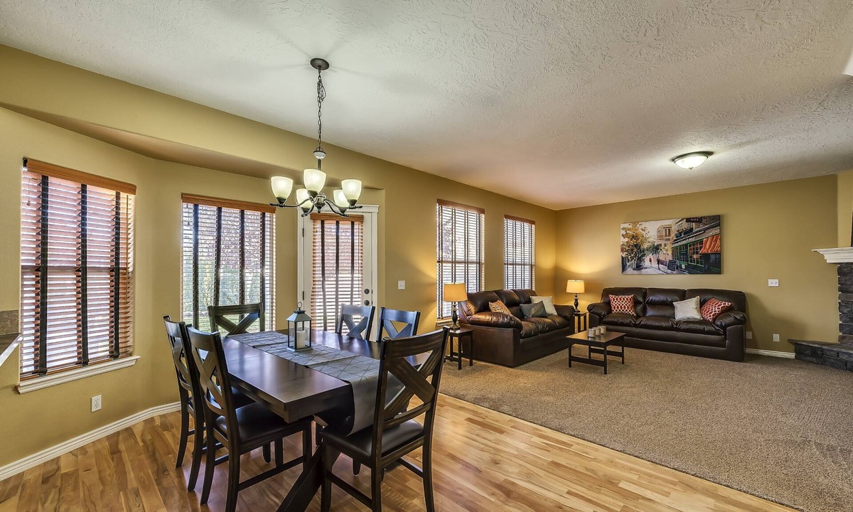 Meridian House | 4 Bdrm Close To Everything!