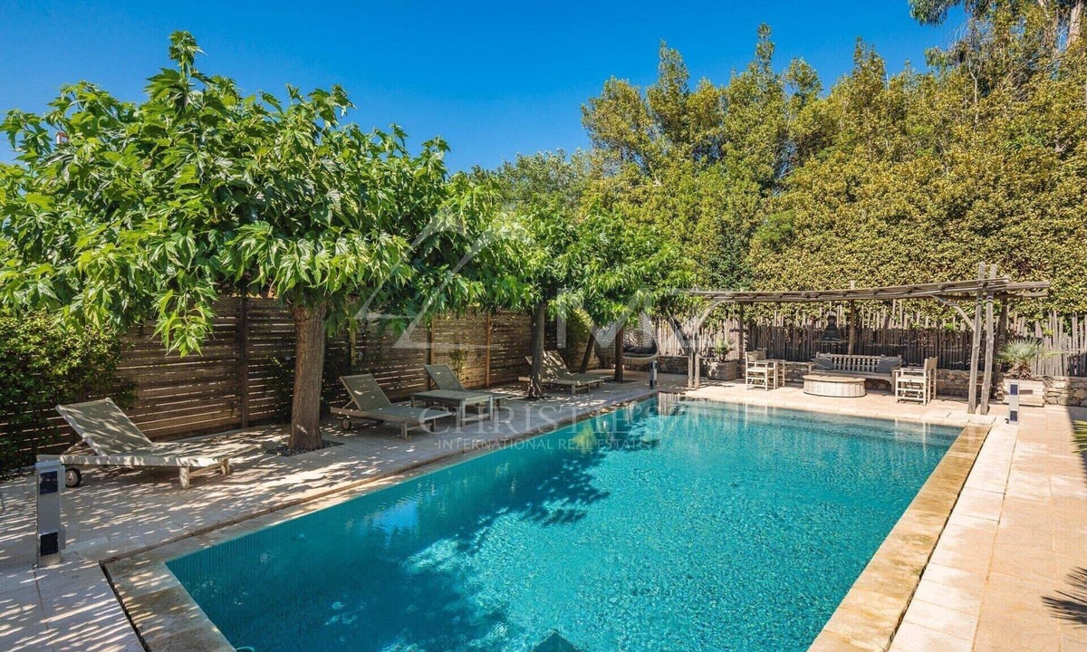 Saint-Tropez House | 4 bdrm Family Villa w/AC, 2 parking spots, pool, 7 min walk to Place des Lices