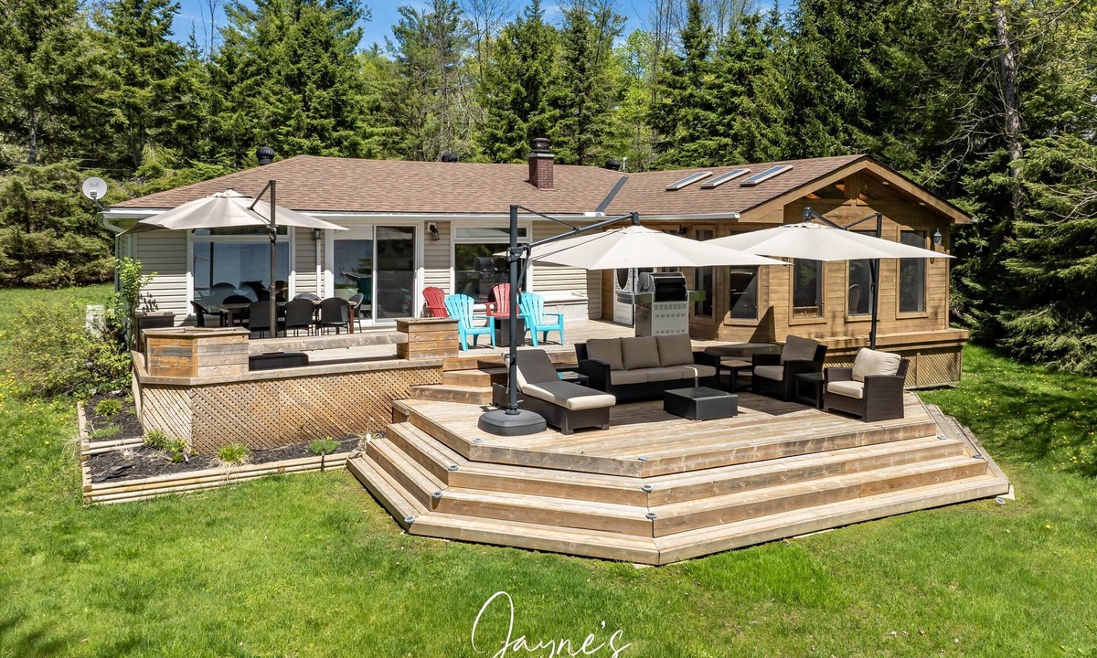 Muskoka Lakes Cottage | 4 Bdrm South Exposure! Shallow Water, Level Land! 2017 Newly-Renovated Kitchen!