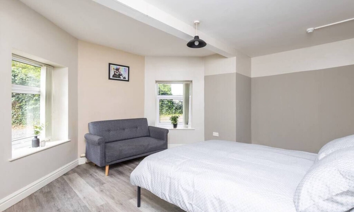 Wakefield Apartment | 4 Bed 2 Bath Near City Centre - Free Parking | Free WiFi | Self Check-in