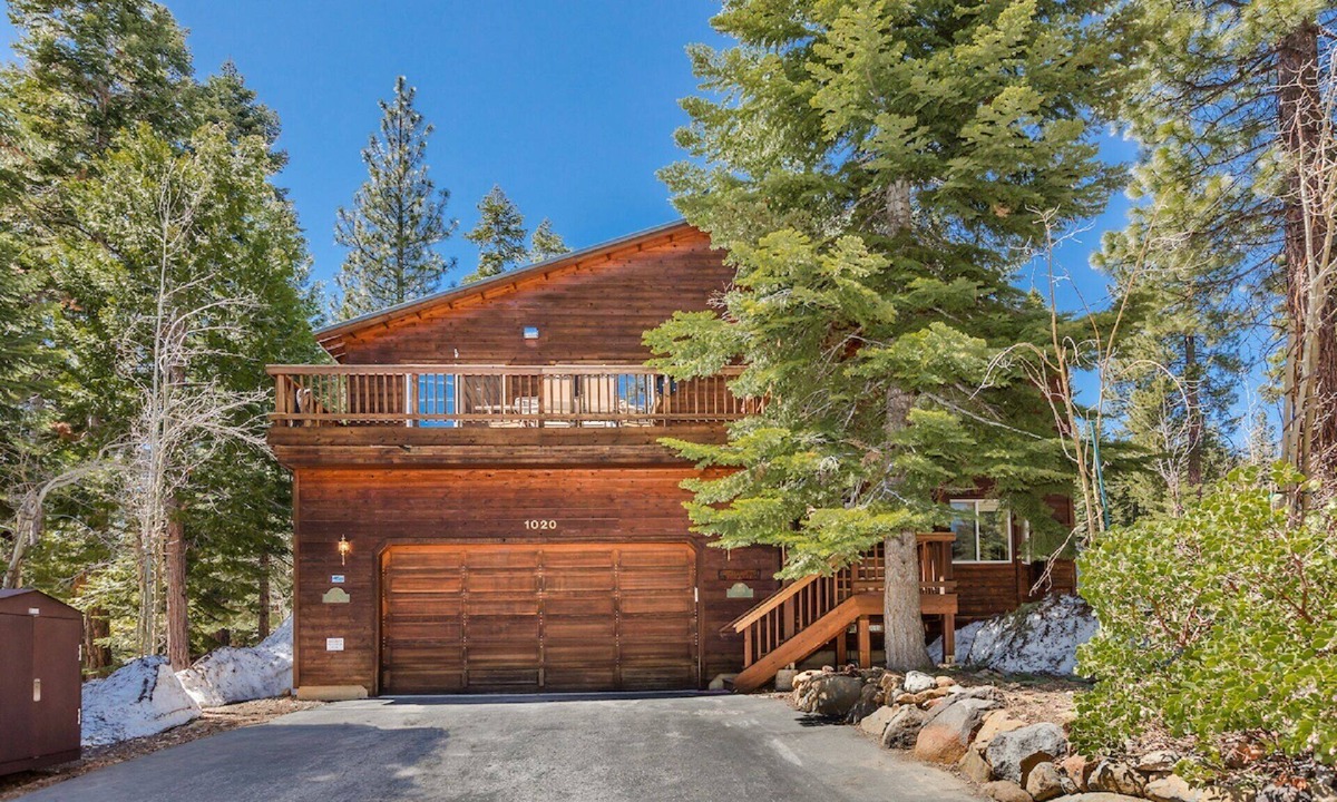 Kings Beach House | 4 Bed, 3.5 Bath, HOT TUB, Close to Beach and Ski Resorts!