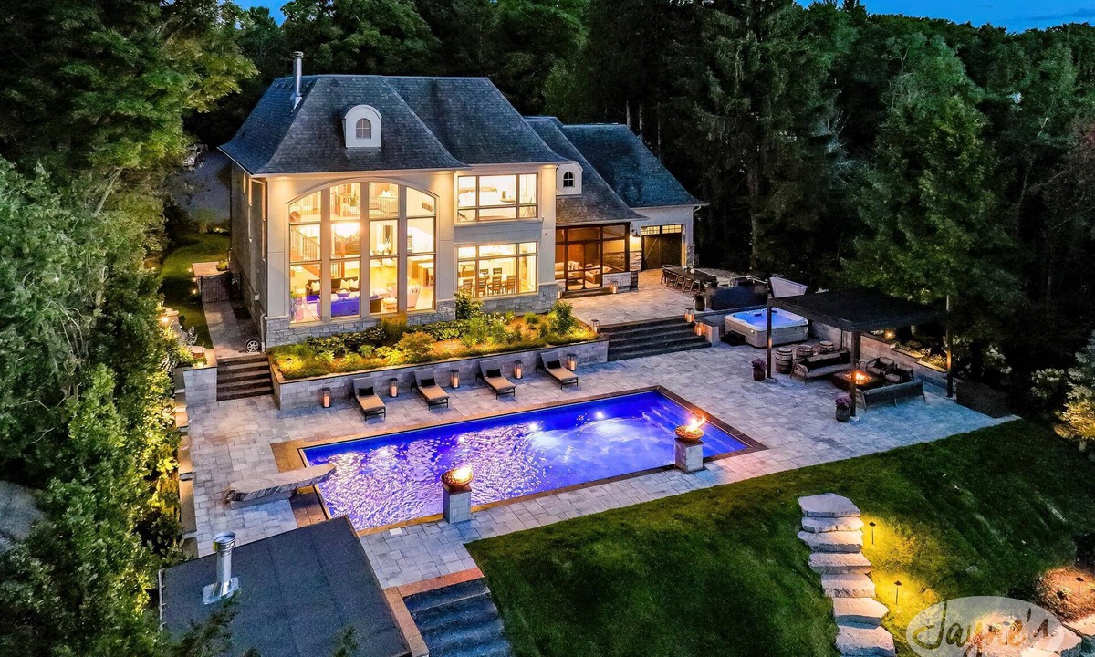 Innisfil Cottage | 4 bed 5 bath Executive Home on Lake Simcoe with inground Pool!