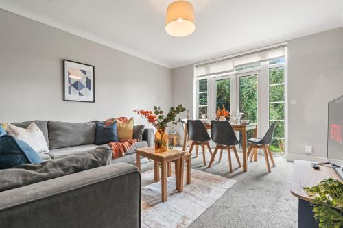 Bramcote House | 4-Bed Beeston Getaway - Free Parking