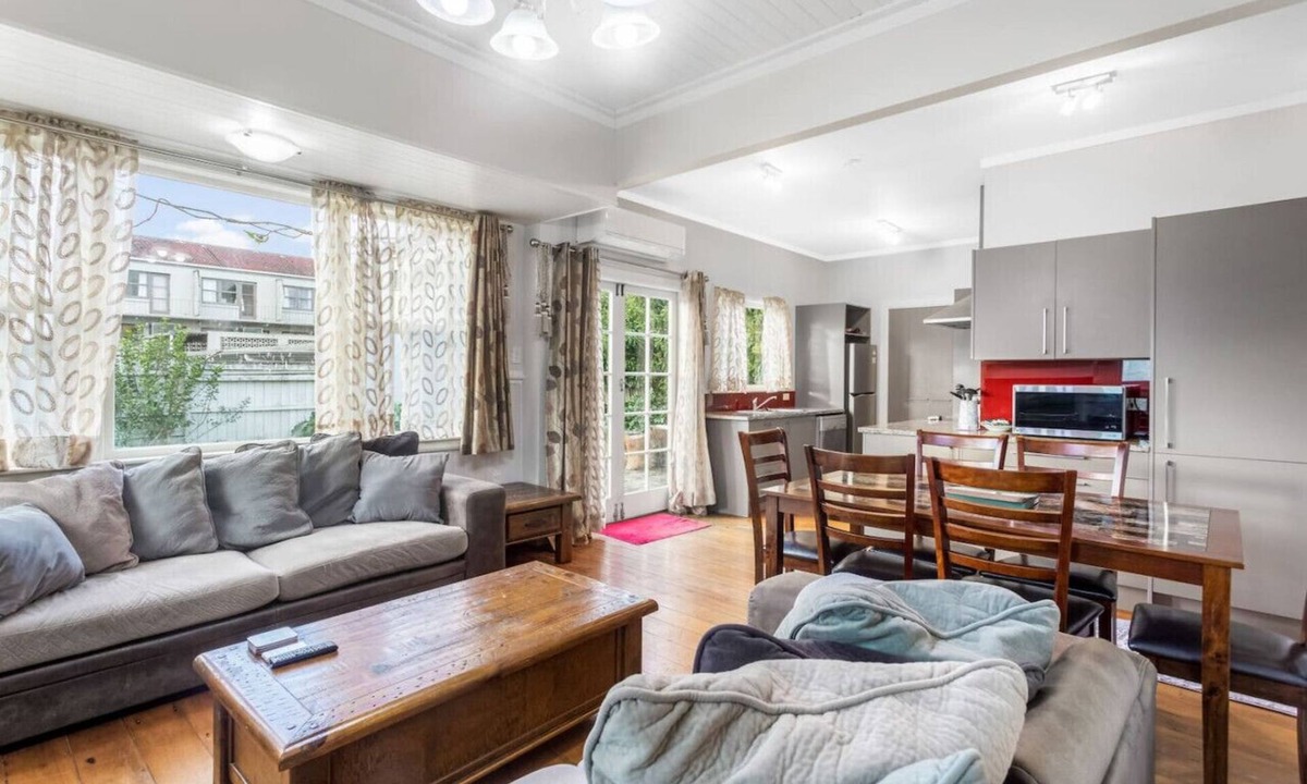 Sandringham House | 4 bed Bungalow | Parking | Netflix | 2 bathrooms