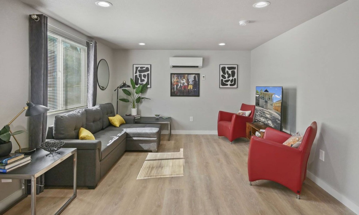 North Oak Park House | 4 Bed+ Close to DT Sac & UCD Med + Pet Friendly