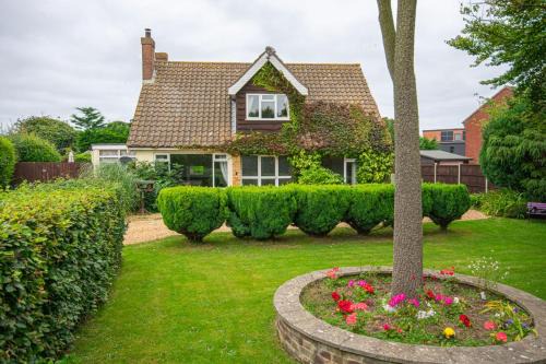 Bacton House | 4 bed Coastal cottage sleeping 10 with hot tub