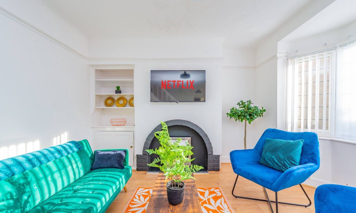 Heswall House | 4 bed detached sleeps 6/7 Heswall off road parking