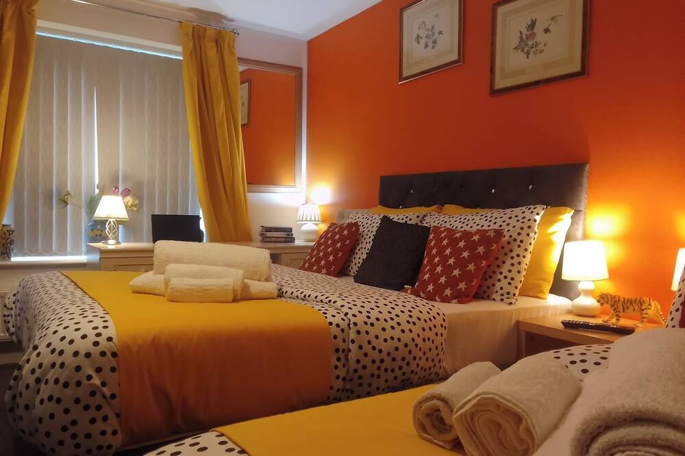 Walsall Apartment | 4 Bed Flat, Sleeps 10, Pets, Parking, Ev charging,