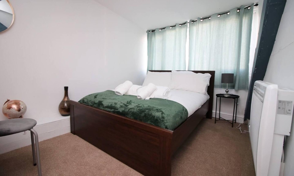 Castle Apartment | 4 Bed Flat - Sleeps 4 - Parking - Wifi