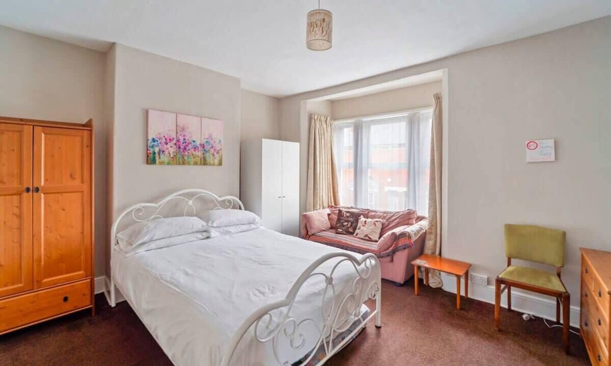 Wolverhampton House | 4 Bed Homely Retreat - WV1