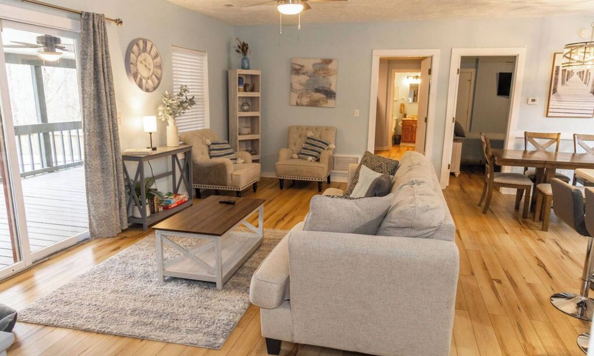 Bloomington House | 4 Bed | Hot Tub | Close to IU | Pet Friendly