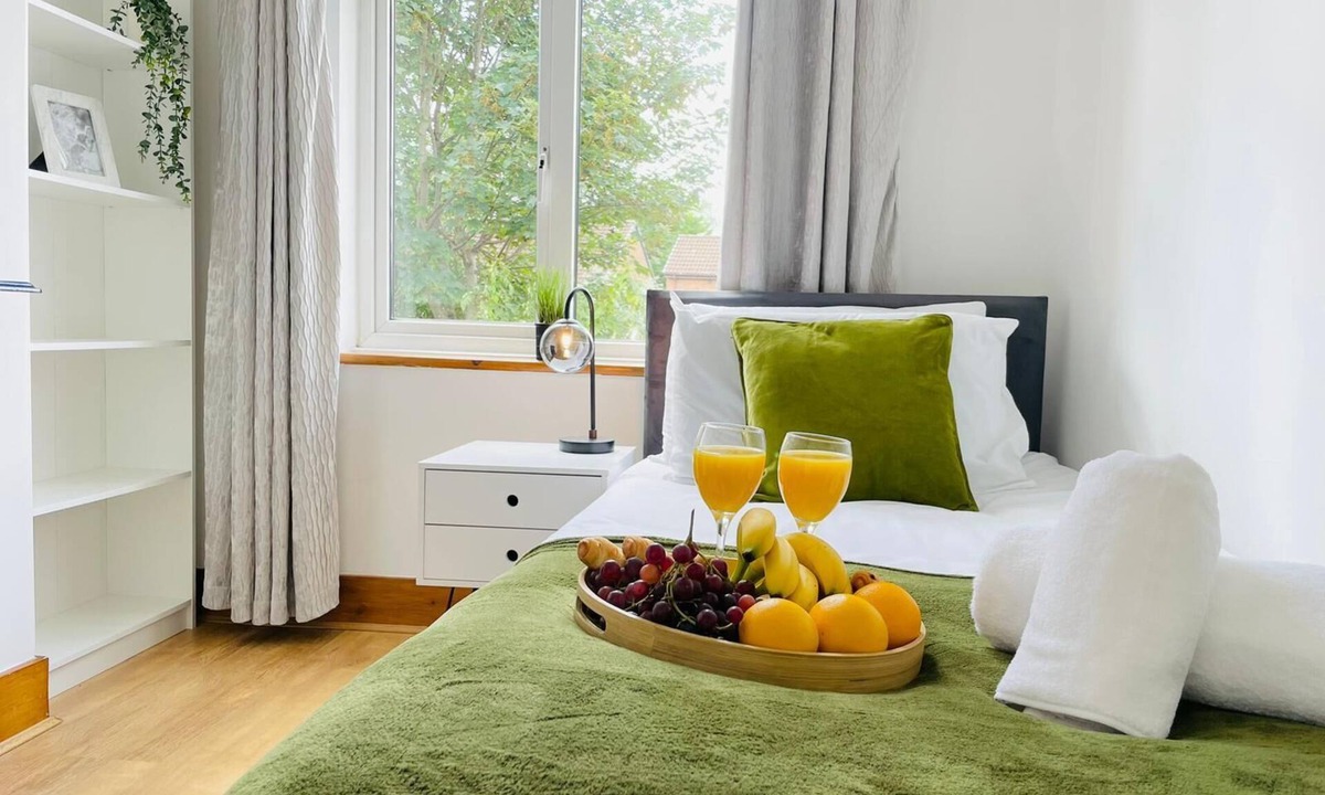 Luton House | 4-Bed House Sleeps 7 with Garden