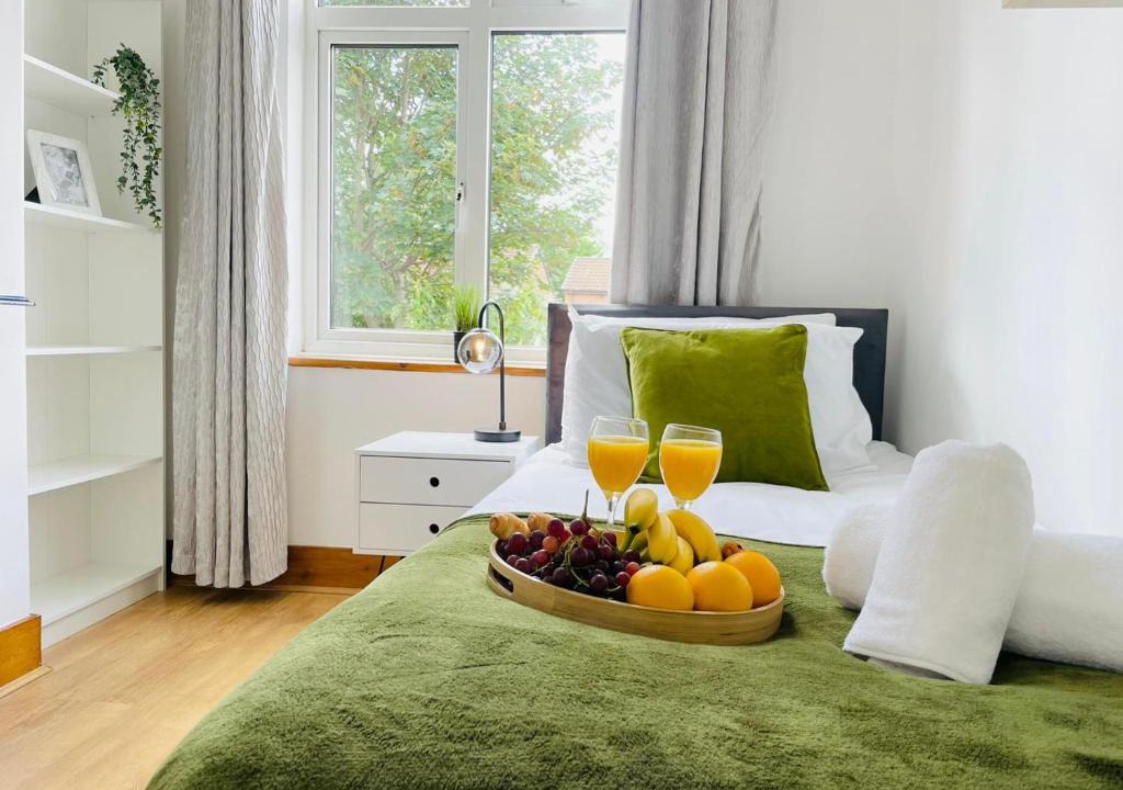 Luton House | 4-Bed House Sleeps 7 with Garden